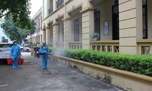 Cán bộ, chiến sỹ tiến hành phun khử khuẩn tại trụ sở Công an tỉnh Hà Nam. Ảnh: CA Hà Nam.