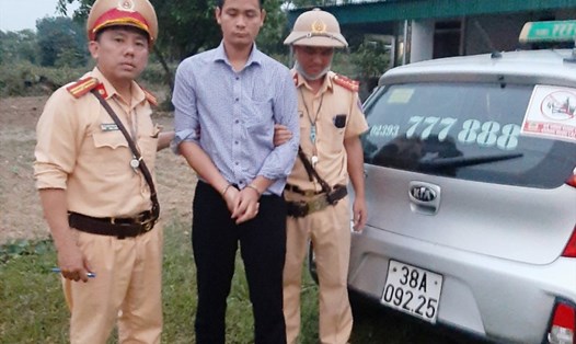 Tổ Tuần tra kiểm soát giao thông 6.1 Hà Tĩnh bắt đối tượng Nguyễn Văn Nam tàng trữ ma túy. Ảnh: CA.