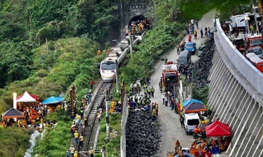 Tai nạn đường sắt thảm khốc ở Đài Loan hôm 2.4 đã khiến ít nhất 50 người thiệt mạng cùng 146 người bị thương. Ảnh: AFP