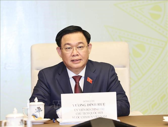 Chủ tịch Quốc hội Vương Đình Huệ điện đàm với Chủ tịch Quốc hội Lào Saysomphone Phomvihane chiều 2.4. Ảnh: TTXVN.