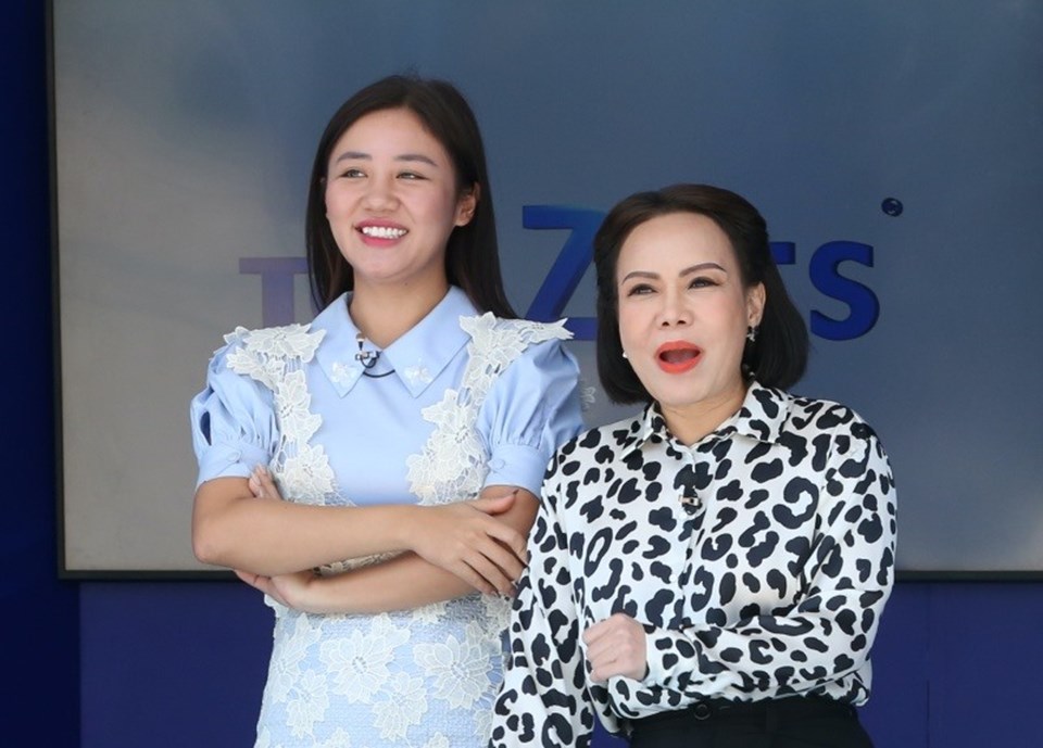 Ca sĩ Văn Mai Hương và nghệ sĩ Việt Hương trong tập mới nhất của "Cơ hội đổi đời". Ảnh: CTCC. Ca sĩ Văn Mai Hương và nghệ sĩ Việt Hương trong tập mới nhất của "Cơ hội đổi đời". Ảnh: CTCC.