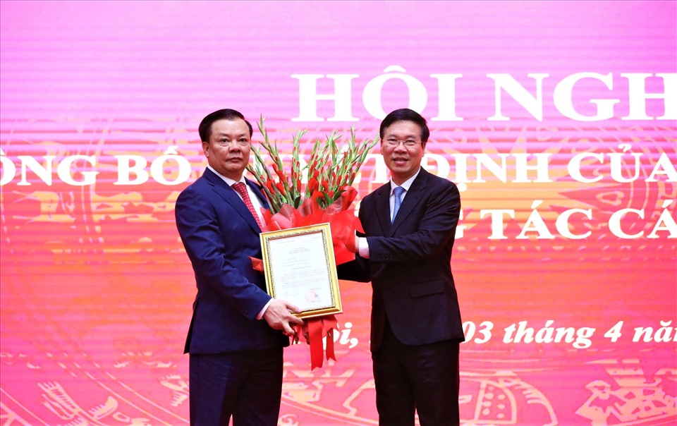 Thường trực Ban Bí thư Võ Văn Thưởng trao quyết định, chúc mừng Bí thư Thành ủy Hà Nội Đinh Tiến Dũng. Ảnh: Tùng Giang