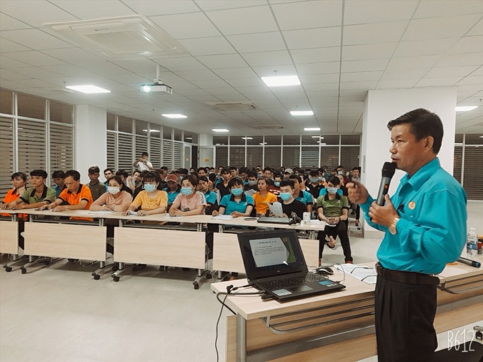 Ông Dương Đại Lộc – Phó Chủ tịch LĐLĐ tỉnh triển khai tuyên truyền cuộc bầu cử tại một doanh nghiệp FDI tại Khu công nghiệp Phước Đông – Bời Lời. Ảnh LĐLĐ Tây Ninh