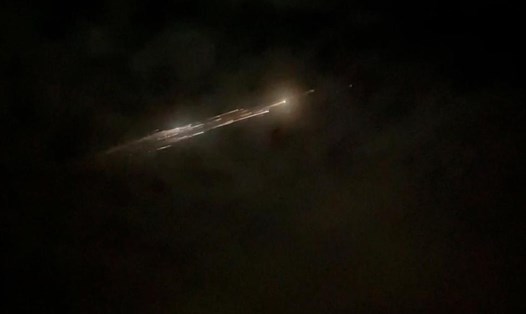 Mảnh vỡ tên lửa SpaceX thắp sáng bầu trời ở Vancouver, bang Washington, Mỹ. Ảnh: Roman Puzhlyakov,