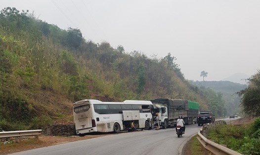 Hiện trường nơi xảy ra tai nạn giữa xe khách và xe tải trên Quốc lộ 6 đoạn qua tỉnh Sơn La. Ảnh: CTV
