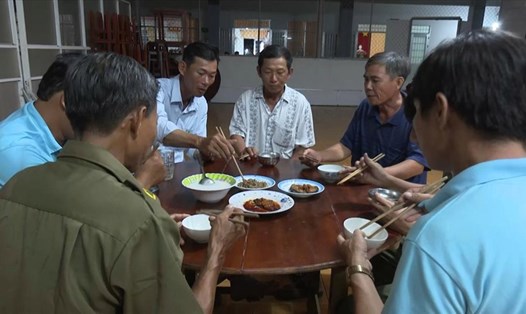 Người dân xã Tân Hội, huyện Tân Hiệp (Kiên Giang) được phục vụ ăn khuya miễn phí khi đến làm căn cước công dân. Ảnh: PV