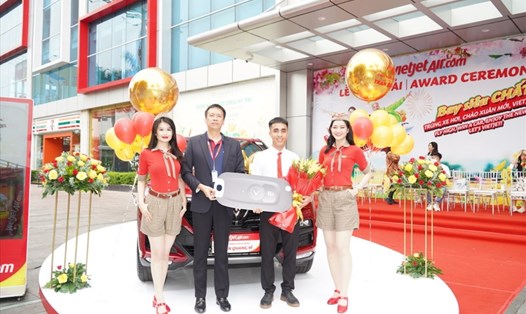 Phó Tổng giám đốc Vietjet trao xe hơi cho Trần Quang Vĩ.