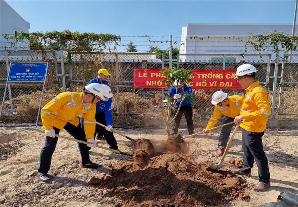 Hoạt động trồng cây trong khuôn viên mở rộng của Trạm Phân phối Khí thấp áp Nhơn Trạch. Ảnh: CĐN