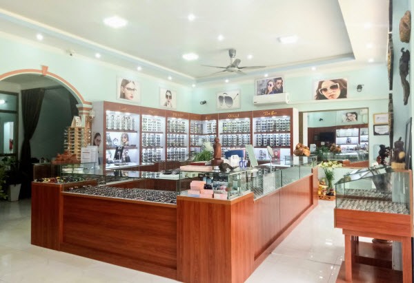 Khu vực trưng bày sản phẩm của cửa hàng. Ảnh: Ngọc Liêm