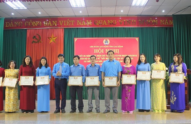 Lãnh đạo LĐLĐ tỉnh Cao Bằng tặng bằng khen cho các tập thể, cá nhân có thành tích xuất sắc trong học tập và làm theo tư tưởng, đạo đức, phong cách Hồ Chí Minh giai đoạn 2016 - 2021. Ảnh: Thuỳ Dương
