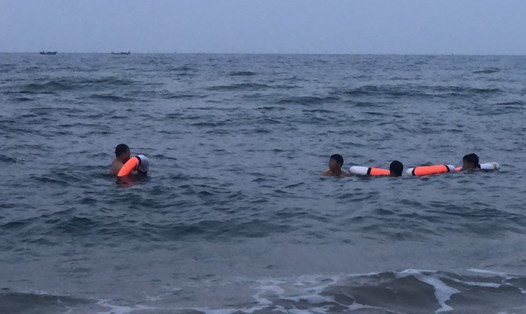 Tìm kiếm nam học sinh bị đuối nước ở biển Cửa Việt. Ảnh: Đồn Biên phòng Cửa khẩu cảng Cửa Việt cung cấp.