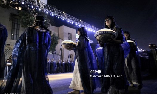 Những người mặc trang phục Ai Cập cổ đại tham gia vào lễ diễu hành xác ướp hôm 3.4. Ảnh: AFP