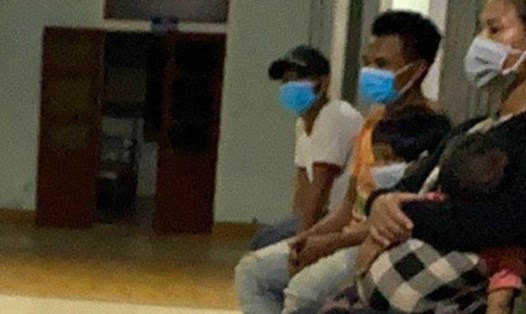 Những người trở về từ Lào làm thủ tục khai báo y tế tại trạm y tế. Ảnh: HT.