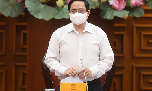 Thủ tướng Phạm Minh Chính chủ trì cuộc họp khẩn về phòng chống COVID-19. Ảnh: VGP/Quang Hiếu