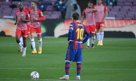 Lionel Messi và Barcelona thất vọng nhìn Granada lấy đi 3 điểm khỏi sân Camp Nou. Ảnh: La Liga
