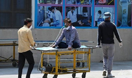 Bệnh nhân COVID-19 ở Ấn Độ đang được đưa tới bệnh viện. Ảnh: AFP