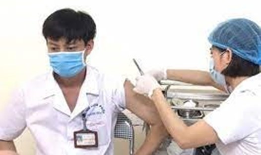 Tiêm vaccine phòng COVID-19 tại Thanh Hoá. Ảnh: T.H