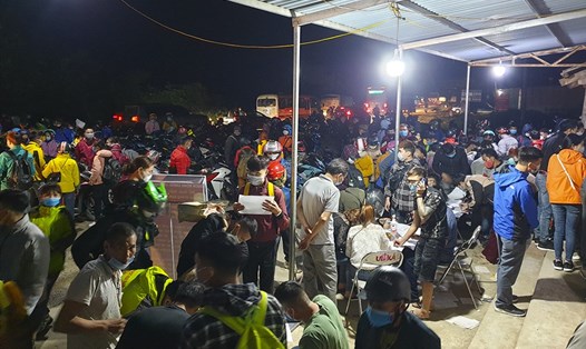 Người dân khai báo y tế tại chốt kiểm soát COVID-19 thuộc địa phận huyện Vân Hồ, tỉnh Sơn La.