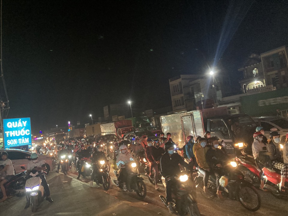 Người dân nghỉ lễ, các tuyến quốc lộ “vỡ trận” kẹt xe từ tối tới sáng. (Kẹt xe trên quốc lộ 1 đoạn ngã ba Dầu Giây tối 29.4). Ảnh: Minh Châu