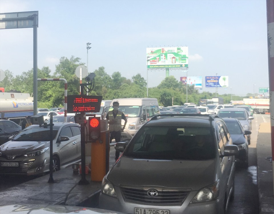 Trạm thu phí Long Phước "nhất định" không xả trạm khi ùn tắc kéo dài và khi có yêu cầu của lực lượng cảnh sát giao thông. Ảnh: Cục Cảnh sát giao thông.