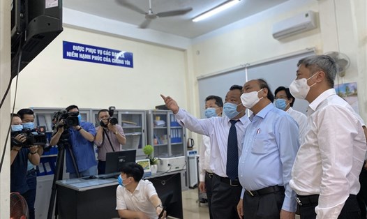 Chủ tịch Nước Nguyễn Xuân Phúc kiểm tra công tác phòng COVID-19 tại Bệnh viện Phổi Đà Nẵng. Ảnh: Hữu Long