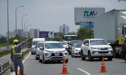 Nhân viên cao tốc TPHCM - Long Thành - Dầu Giây điều tiết xe chạy thẳng về xa lộ Hà Nội để tránh dồn đến điểm ùn tắc trên cao tốc.  Ảnh: Minh Quân