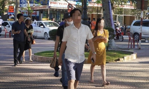 Nhiều du khách không đeo khẩu trang khi tham quan, du lịch tại Đồ Sơn (Hải Phòng). Ảnh Mai Dung