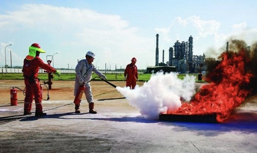 Văn hoá an toàn trong lao động tại Công ty Cổ phần Lọc hóa Dầu Bình Sơn - đơn vị  tổ chức điểm, hưởng ứng và triển khai ký kết bản ghi nhớ thực hiện Chương trình “75 nghìn sáng kiến, vượt khó, phát triển”. Ảnh: CĐDK