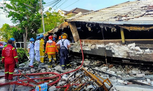 Hiện trường vụ sập ngôi nhà 3 tầng sau hỏa hoạn ở thủ đô Bangkok, Thái Lan khiến 5 người thiệt mạng. Ảnh: AFP