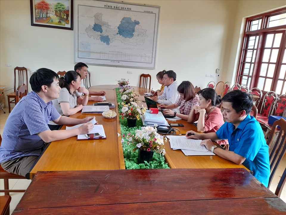 Đoàn kiểm tra làm việc tại Công đoàn cơ sở xã Trù Hựu. Ảnh: Lê Như Tùng