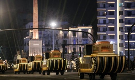 Cuộc diễu hành vàng đưa 22 xác ướp Ai Cập cổ đại di chuyển tới nơi trưng bày mới diễn ra tối 3.4. Ảnh: AFP.