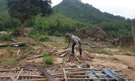 Nhà ông Alăng Dới, huyện Nam Giang bị thủy điện Đắk Mi 4 xả lũ cuối năm 2020 cuốn trôi cùng nhiều vật dụng, nay chưa được bồi thường. Ảnh: Thanh Chung