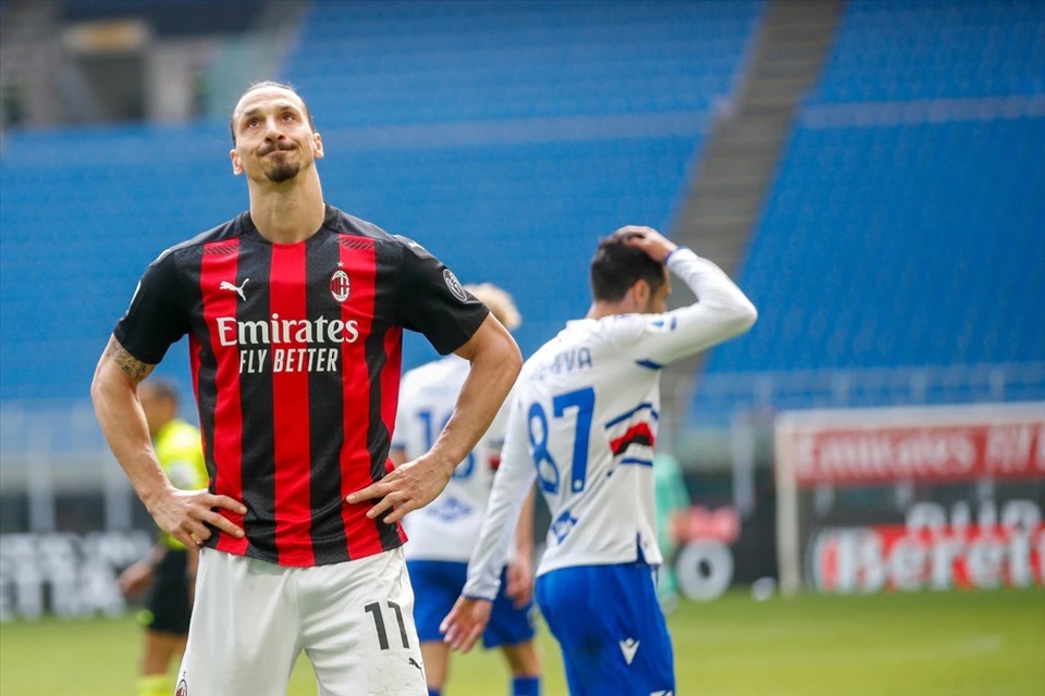 Zlatan Ibrahimovic bất lực, đồng đội sai lầm và phung phí cơ hội, AC Milan đã bị Inter Milan bỏ xa 8 điểm. Ảnh: Serie A