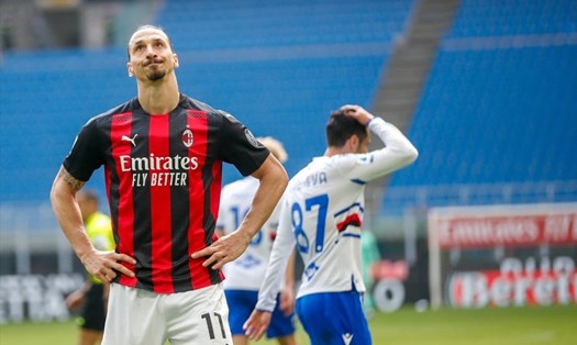 Zlatan Ibrahimovic bất lực, đồng đội sai lầm và phung phí cơ hội, AC Milan đã bị Inter Milan bỏ xa 8 điểm. Ảnh: Serie A