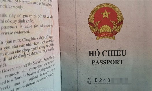 Khi làm thẻ căn cước công dân gắn chip, người dân phải thay đổi thông tin về nhân thân trong hộ chiếu. Ảnh: V.Dũng