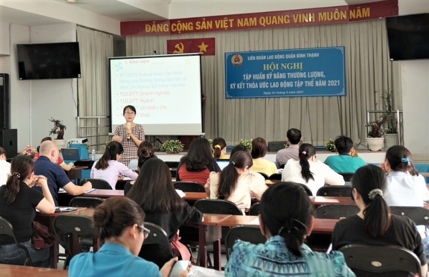 Chuyên viên Ban Chính sách - Pháp luật LĐLĐ TPHCM tập huấn về ký kết thỏa ước lao động tập thể cho các cán bộ công đoàn cơ sở và đại diện tập thể lao động ở những doanh nghiệp chưa có tổ chức công đoàn trên địa bàn quận. Ảnh LĐLĐ Bình Thạnh