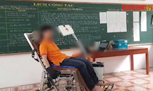 Dự án “Giường bệnh thông minh hỗ trợ cho người mất chức năng vận động tay chân sử dụng tại nhà” của học sinh trường THPT Hoa Lư A, tỉnh Ninh Bình. Ảnh: PV