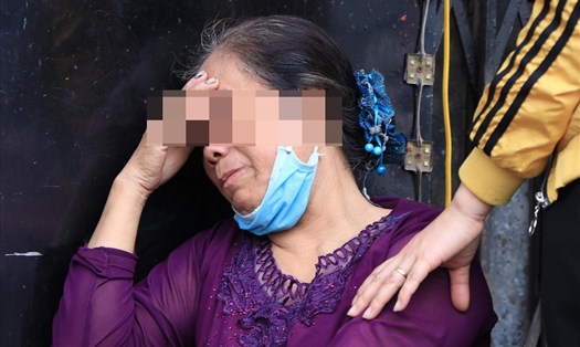 Bà P. tuyệt vọng khi mất cả gia đình con trai sau vụ hỏa hoạt trên phố Tôn Đức Thắng (Hà Nội). Ảnh: NV