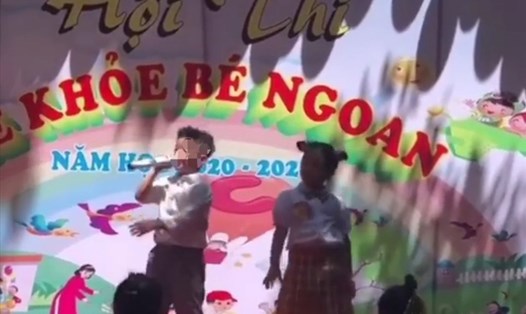 Hai bé đang theo học Trường Mầm non Hoa Sen (TP.Buôn Ma Thuột, tỉnh Đắk Lắk) hát trên sân khấu nhạc không phù hợp với lứa tuổi. Ảnh: Cắt từ clip