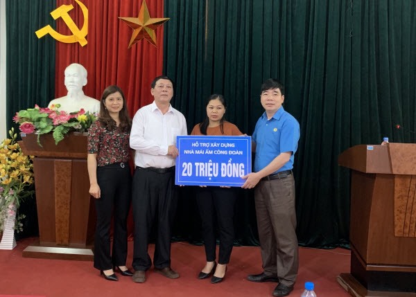 Trao tiền hỗ trợ xây dựng nhà ở “ Mái ấm Công đoàn” cho chị Đàm Thị Quyên. Ảnh: Nguyễn Duy Tuyên