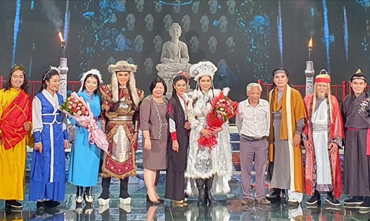 Phó chủ tịch UBND tỉnh Bạc Liêu Cao Xuân Thu Vân chụp ảnh lưu niệm với các diễn viên sau đêm diễn tối 3.4. Ảnh Nhật Hồ