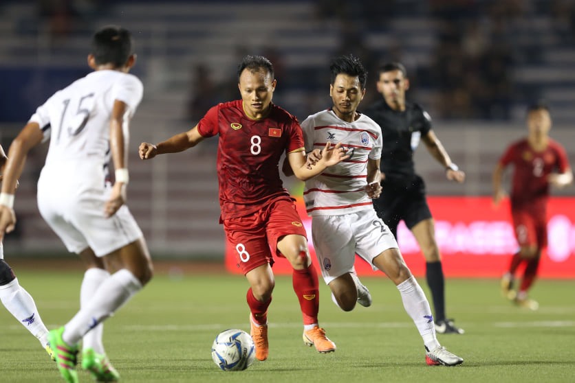 U22 Campuchia (áo trắng) từng thua U22 Việt Nam 0-4 ở bán kết môn bóng đá nam SEA Games 2019. Ảnh: Anh Duy.