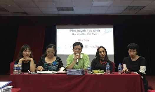 Phụ huynh kiến nghị Học viện Múa Việt Nam và cơ quan chức năng tiếp tục tháo gỡ vướng mắc liên quan đến bằng văn hóa cho con em họ. Ảnh: Kim Nhung