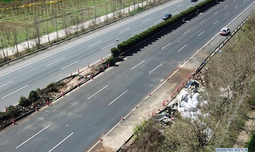 Hiện trường nơi xảy ra vụ tai nạn rạng sáng ngày 4.4 tại đường cao tốc ở tỉnh Giang Tô, Trung Quốc. Ảnh: Tân Hoa Xã