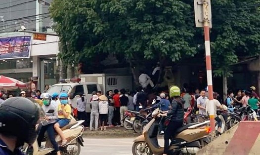 Công an thành phố Ninh Bình phát hiện và thu giữ 2 túi ni lông bên trong đựng ma túy đá trọng lượng 471,02 gam được đối tượng cất giấu tại hộp kỹ thuật trong xe ô tô. Ảnh: NT