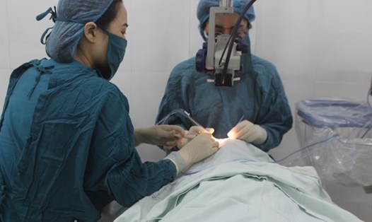 Khám bệnh về mắt ở Bệnh viện Mắt tỉnh Quảng Trị. Ảnh: Bội Nhiên.