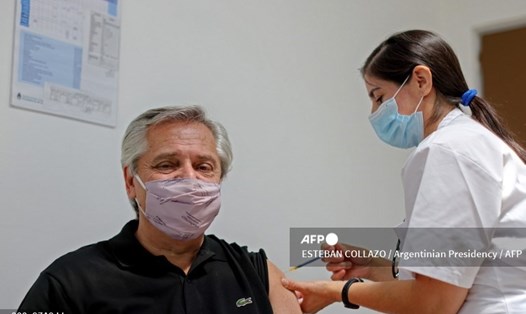 Tổng thống Argentina Alberto Fernandez được tiêm vaccine COVID-19 Sputnik V của Nga hôm 21.1. Ảnh: AFP