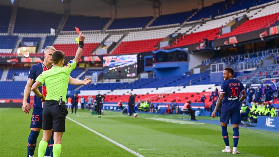 Neymar lại cho thấy sự thất thường của mình cả trên sân cỏ lẫn suy nghĩ. 
Ảnh: AFP