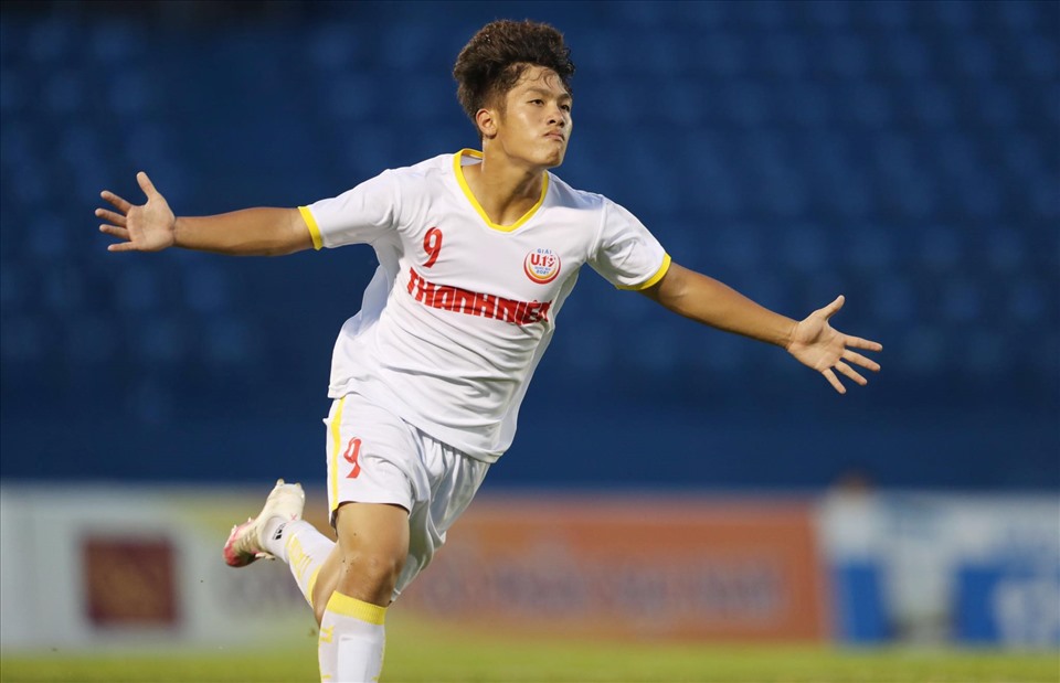 Quốc Việt ghi 1 trong 2 bàn giúp U19 Học viện NutiFood JMG thắng 2-1, qua đó giành vé vào tứ kết. Ảnh: BTC.