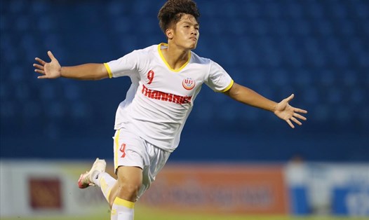 Quốc Việt ghi 1 trong 2 bàn giúp U19 Học viện NutiFood JMG thắng 2-1, qua đó giành vé vào tứ kết. Ảnh: BTC.